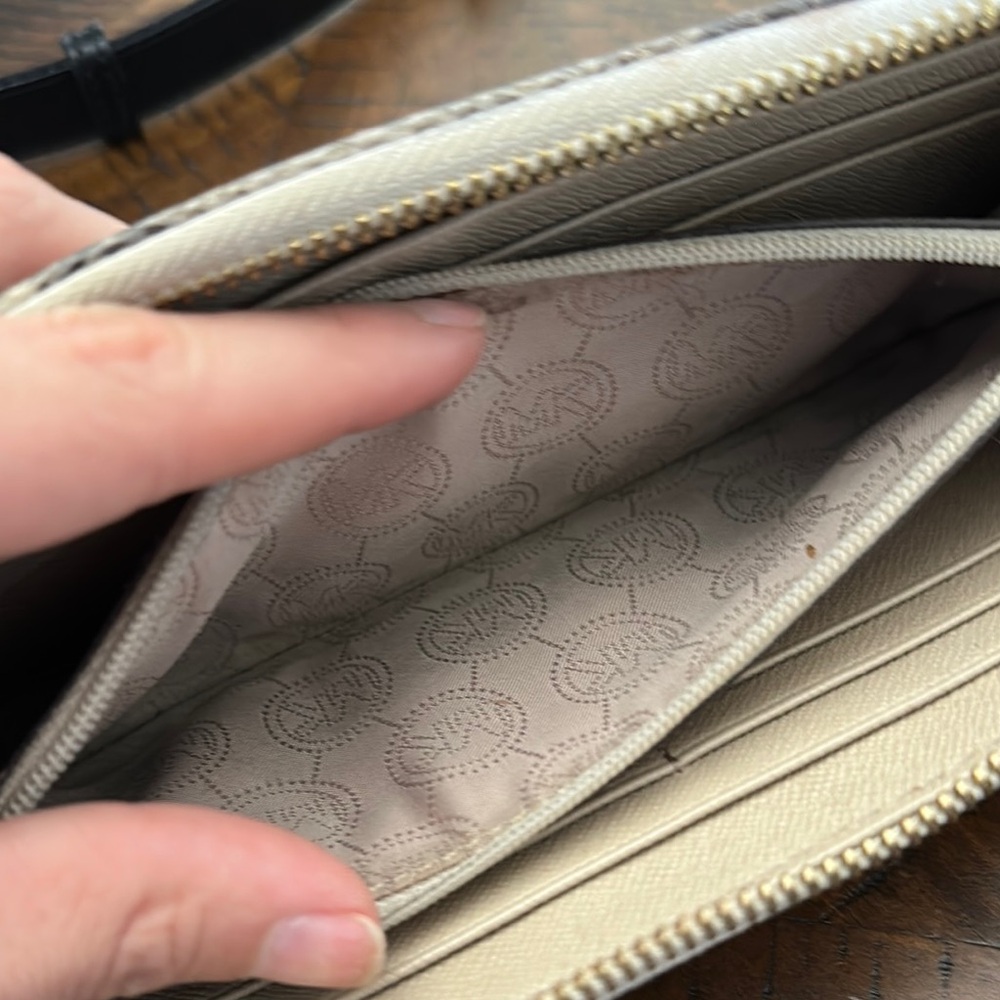Michael Kors Brown Wallet Luxurious Design - Picture 4 of 4